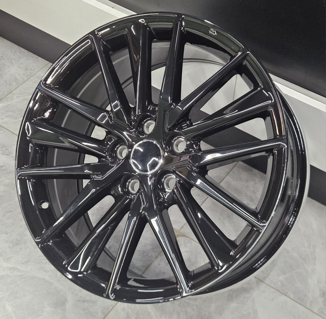 Fonyee SM Y211 8x18/5x114.3 D60.1 ET45 4 диска черный