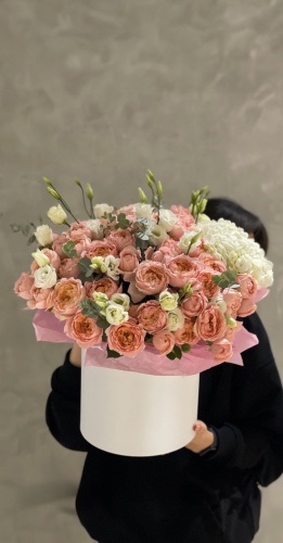 Flowers Almaty композиция с открыткой гортензия, кустовая пионовидная роза, лизиантус 25 шт 40 см