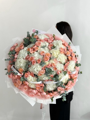 ZakazBuketov букет с открыткой гортензия, кустовая пионовидная роза, эвкалипт 66 шт 50 см