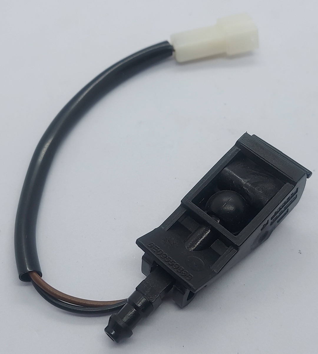VAG форсунка омывателя 6E0955986B Volkswagen Passat