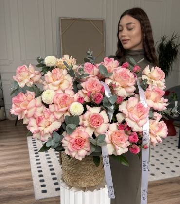 Royal Flowers, Цветочная композиция в кашпо из французских роз, Момоко и кустовых роз "Софи".