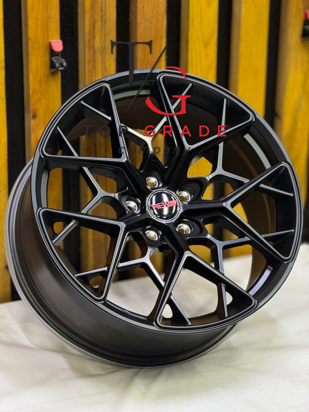 Top Grade TG86 8.5x19/5x114.3 D73.1 ET35 4 диска черный