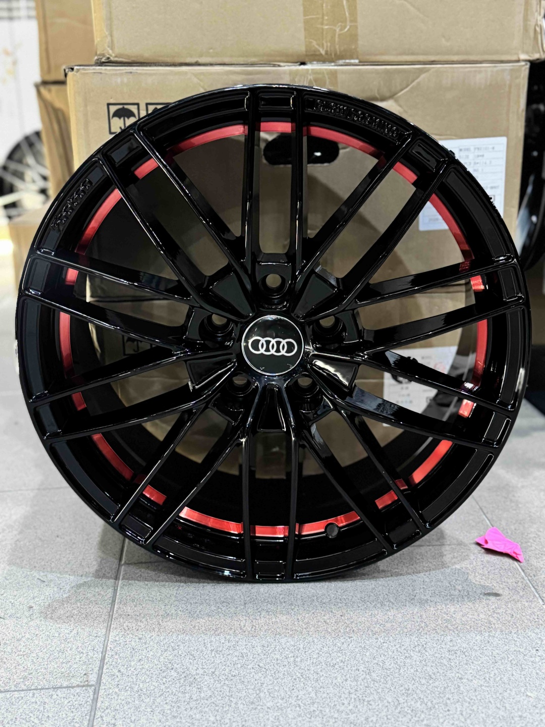 Top Grade ауди T/G001-8 8x18/5x112 D66.5 ET35 4 диска черный, серебристый, красный