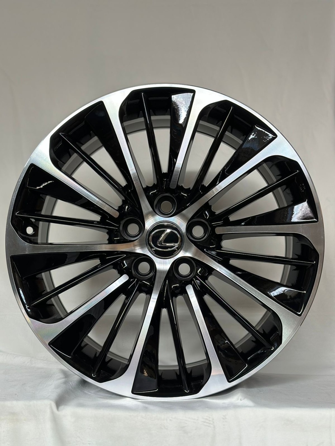 Replica LEXUS 7.5x17/5x114.3 D60.1 ET40 4 диска черный, серебристый