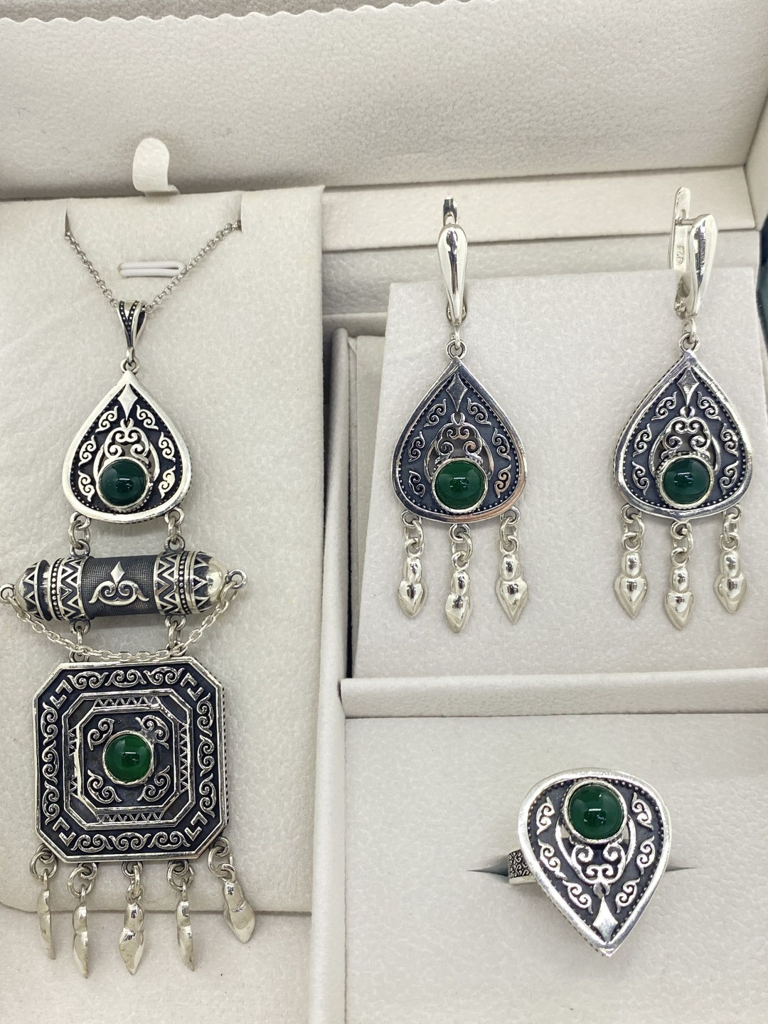 Keremet Jewelry Kj0000571 вес 47.84 г серебро, изумруд
