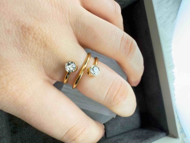 Кольцо 18602133_998401125 размер регулируемый бижутерный сплав, ювелирный сплав, медицинский сплав, стекло, золотистый