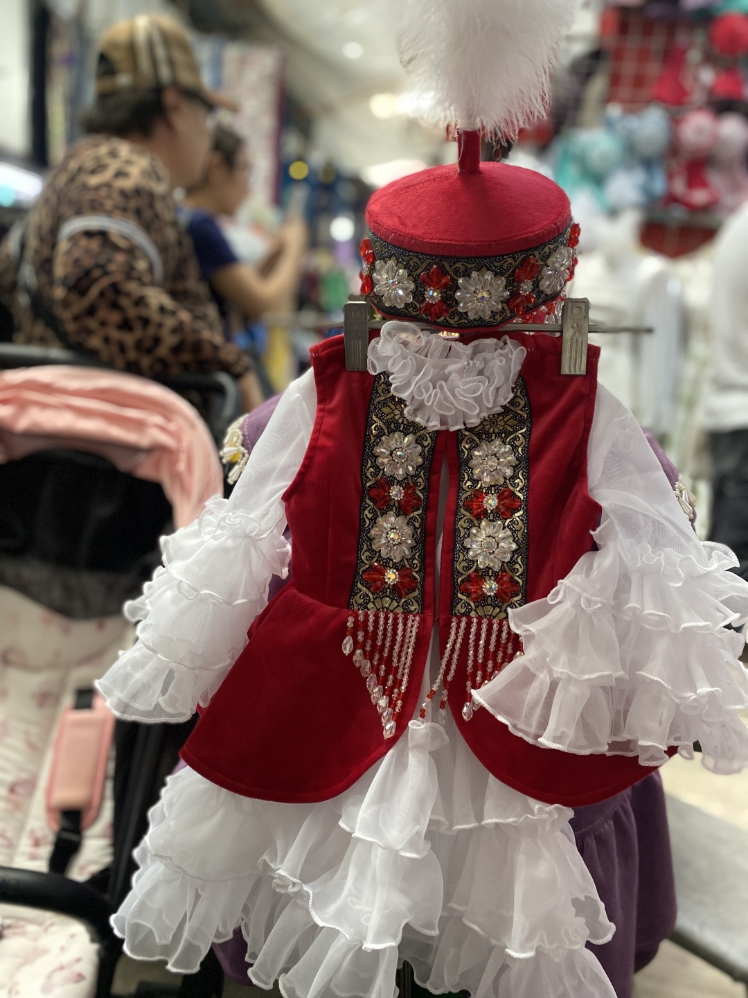 Национальный костюм белый, красный