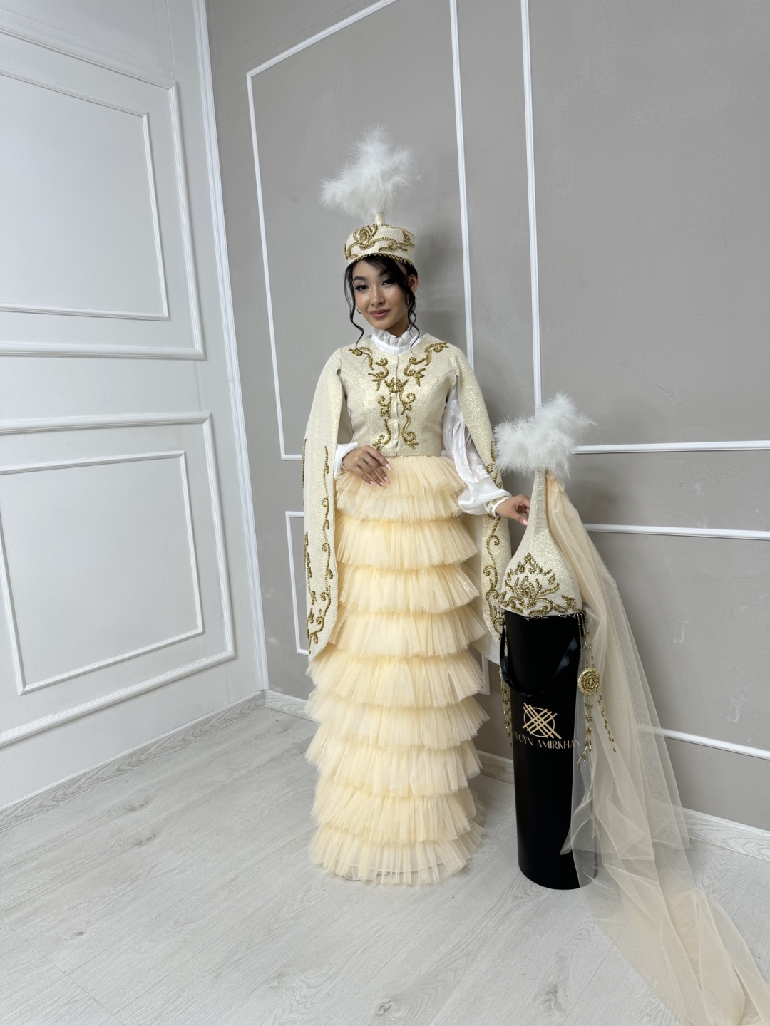 Национальный костюм Balgyn Amirkhan Couture белый, бежевый