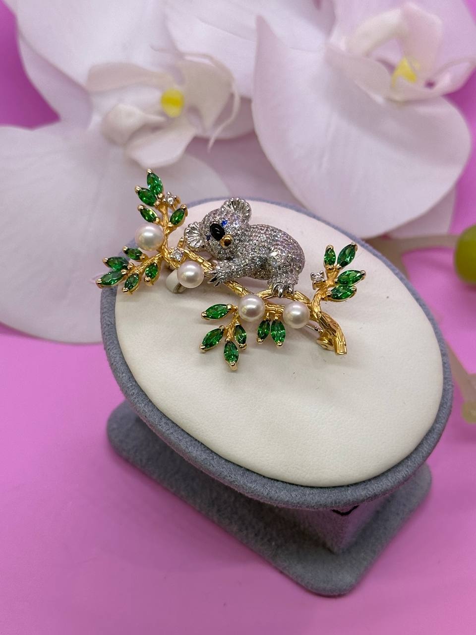 Брошь SAR JEWELRY VIP44A-0021_5190 вес 11.3 г золото, бриллиант, жемчуг, изумруд