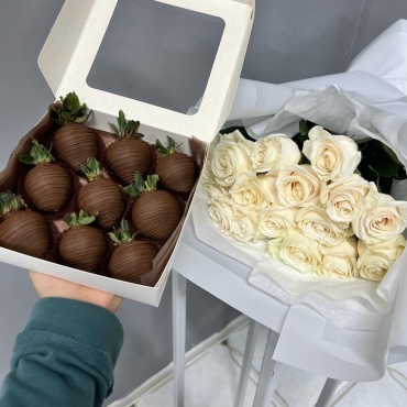 Floria.kz моно-букет с ягодами роза 15 шт 40 см
