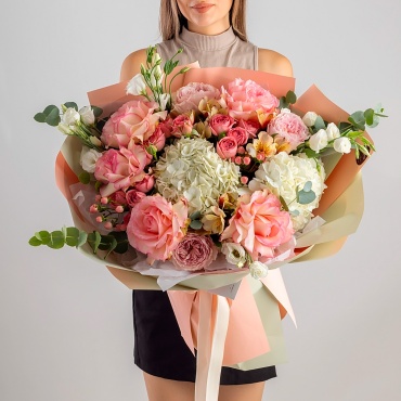 Flower.kz букет в оформлении гортензия, роза, кустовая роза, кустовая пионовидная роза, лизиантус, альстромерия, гиперикум 23 шт 50 см