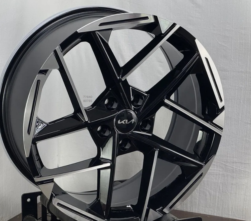 HYUNDAI / KIA NEW R18 5X114.3 8x18/5x114.3 D67.1 ET50 4 диска серебристый, черный