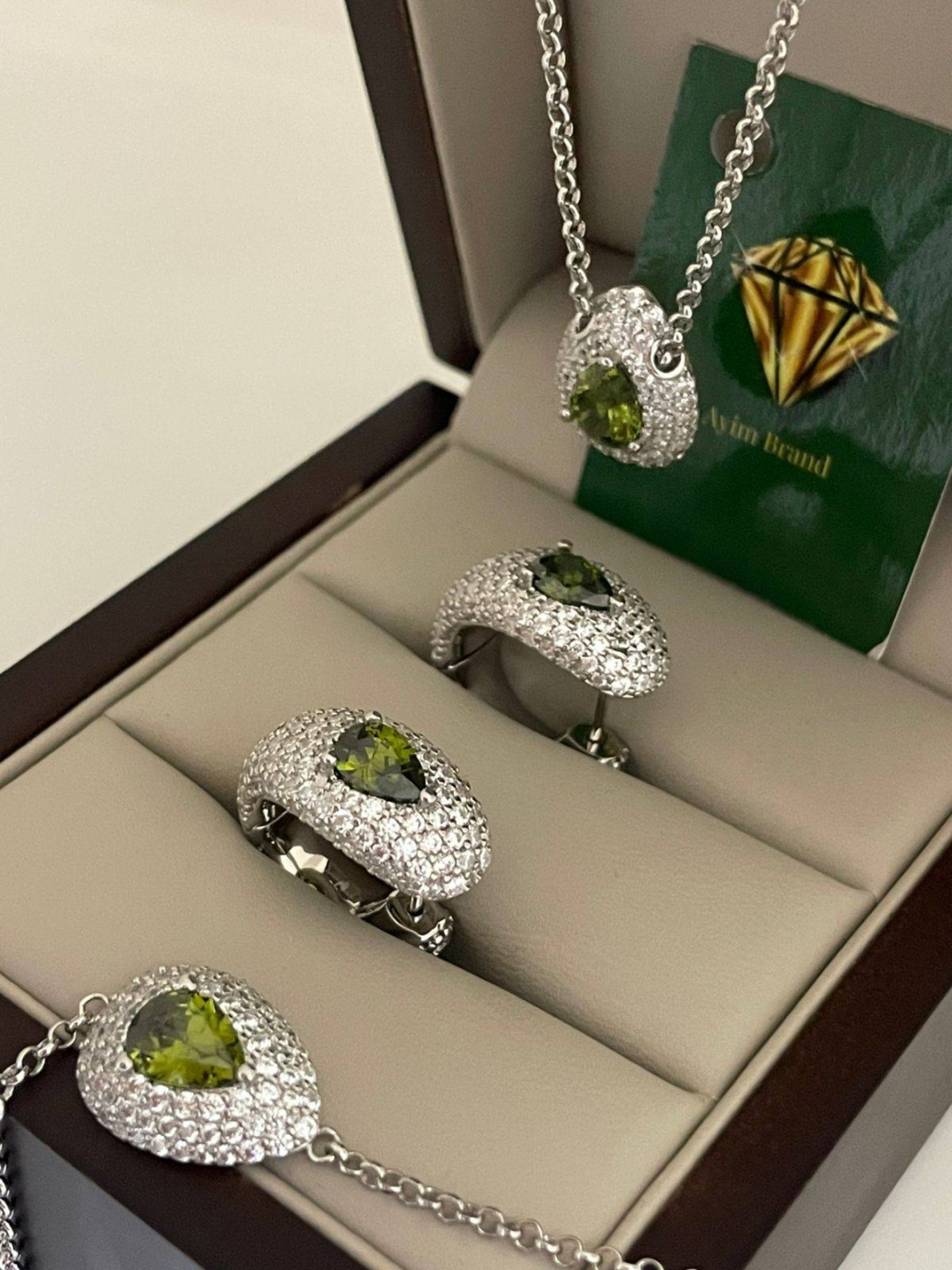 Ayim Brand JJA вес 26.8 г серебро, хризолит