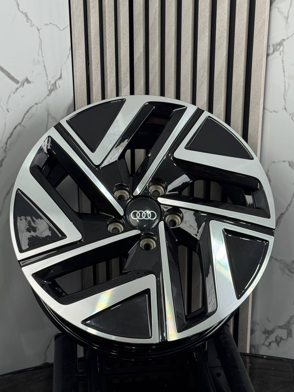 Top Grade Audi H3308F 7x17/5x112 D57.1 ET46 4 диска серебристый, черный
