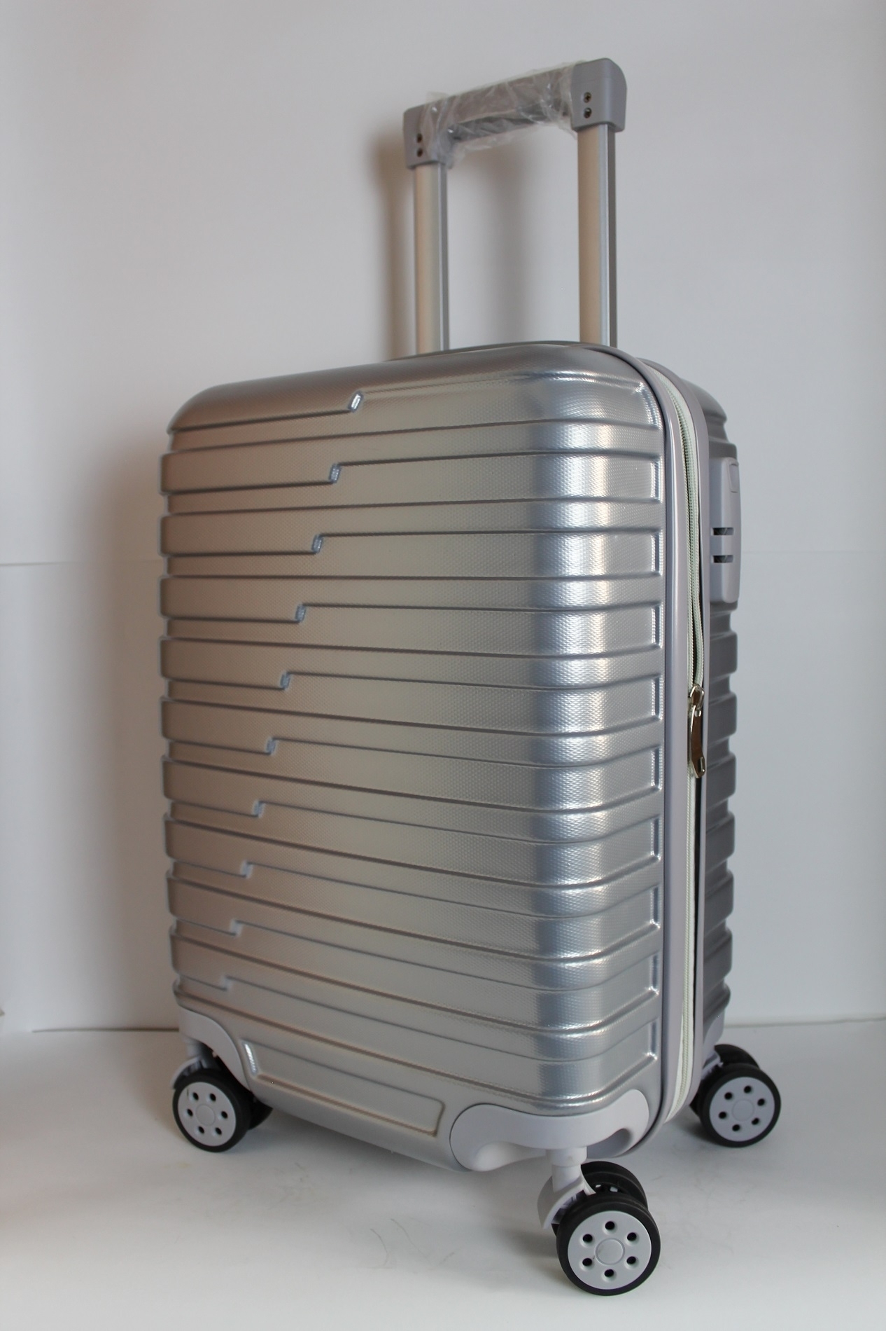 Чемодан cavalet s. Чемодан 60л. Чемодан американ туристер palm valley. Чемоданы авс 47 см. Чемодан с возможностью увеличением объема.